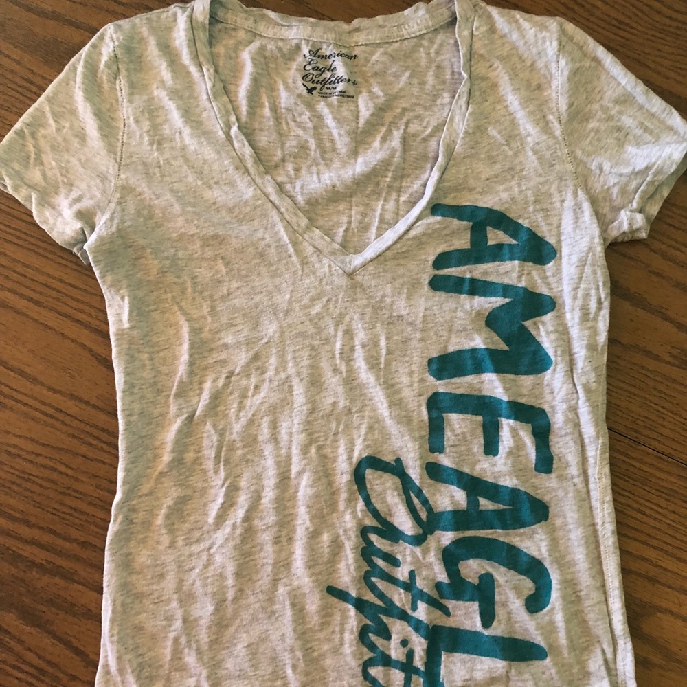 American Eagle 🦅 V-Neck T-Shirt